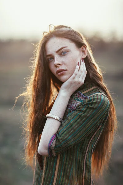 Retrato Moda Una Joven Hippie Atardecer Posando Sobre Fondo Natural — Foto de Stock