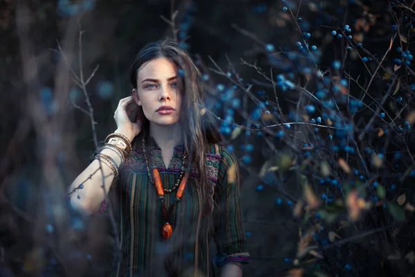 Mode Portret Van Jonge Boho Meisje Bij Zonsondergang Poseren Natuur — Stockfoto