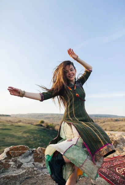 Красивая Хиппи Танцующая Вершине Гор Свобода Счастливая Женщина — стоковое фото