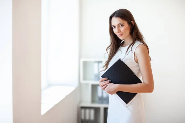 Porträt Einer Hübschen Geschäftsfrau Mit Klemmbrett Büro — Stockfoto