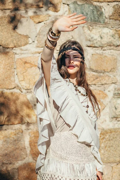 Ritratto Moda Bella Ragazza Boho Che Nasconde Dal Sole Con — Foto Stock