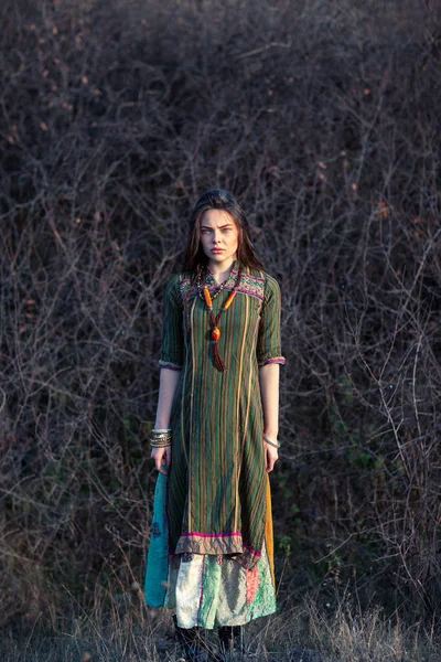 Hermosa Mujer Hippie Atardecer Aire Libre — Foto de Stock