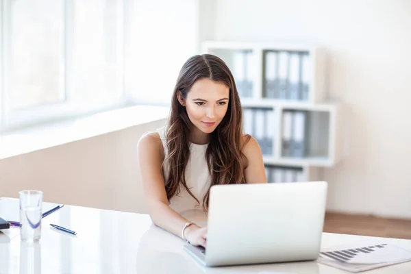 Jovem Mulher Negócios Bonita Trabalhando Laptop Escritório — Fotografia de Stock