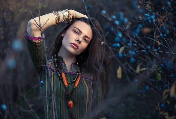 Mode Portret Van Jonge Hippie Vrouw Bij Zonsondergang Poseren Natuur — Stockfoto