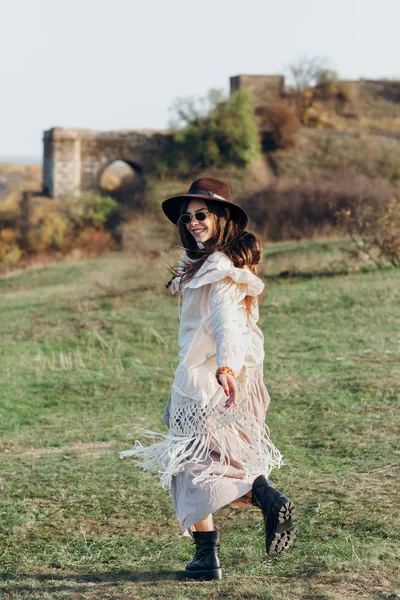 Bela Jovem Boho Mulher Andando Sobre Natureza Estilo Vida Liberdade — Fotografia de Stock