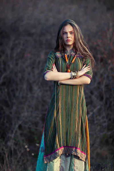 Όμορφη Hippie Γυναίκα Στο Ηλιοβασίλεμα Εξωτερικούς Χώρους Σταύρωσε Χέρια — Φωτογραφία Αρχείου