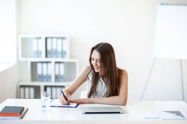 Attraktive Geschäftsfrau Die Büro Mit Dokumenten Arbeitet — Stockfoto