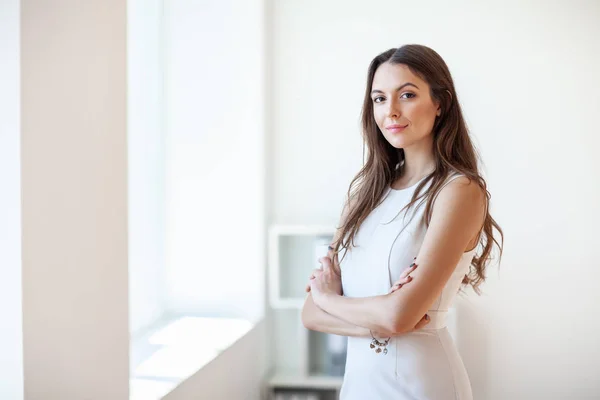 Porträtt Leende Vacker Ung Affärskvinna Office — Stockfoto