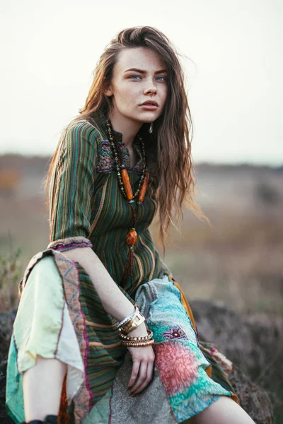 Retrato Moda Jovem Hippie Mulher Pôr Sol Posando Fundo Natureza — Fotografia de Stock