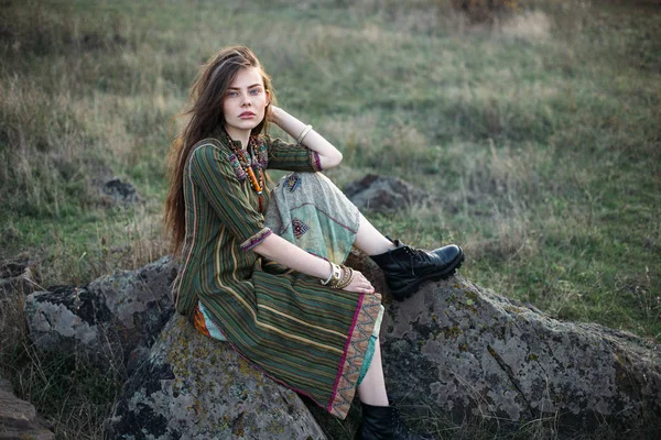 Hermosa Mujer Hippie Sentada Piedra Atardecer Aire Libre —  Fotos de Stock