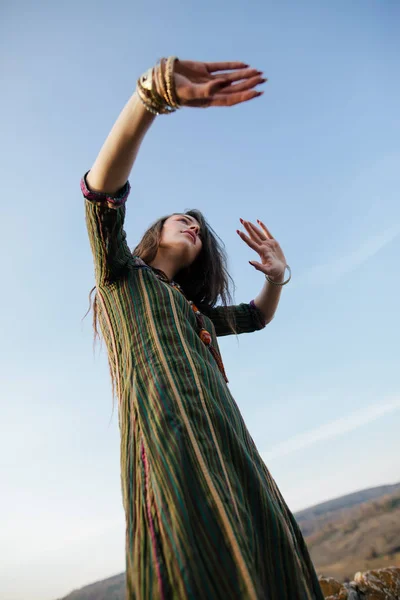 Красивая Женщина Бохо Танцует Природе Молодые Свобода — стоковое фото