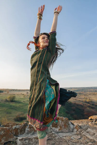 Mulher Hippie Feliz Saltar Topo Montanha Com Mãos Para Cima — Fotografia de Stock