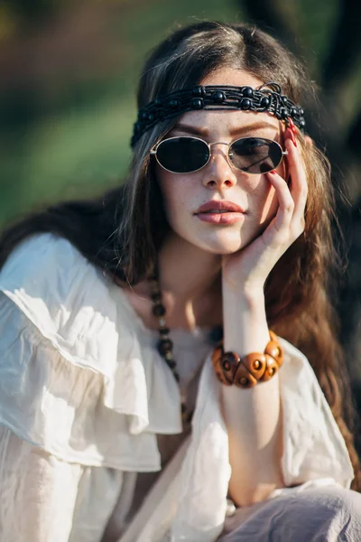 Retrato Moda Mujer Hippie Joven Gafas Sol Verano Día Soleado —  Fotos de Stock