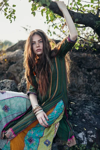 Αρκετά Hippie Κορίτσι Πορτρέτο Στη Φύση Φυσική Ομορφιά — Φωτογραφία Αρχείου