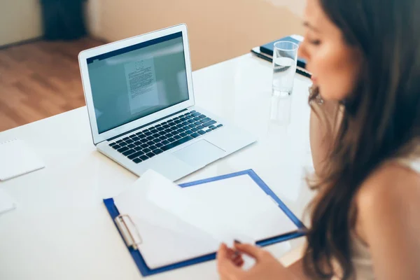 Joven Mujer Negocios Sentada Mesa Leyendo Documentos Lugar Trabajo Oficina — Foto de Stock