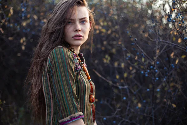 Mode Porträtt Unga Boho Flicka Sunset Poserar Natur Botten — Stockfoto
