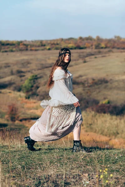 Αρκετά Hippie Κοπέλα Περπάτημα Στη Φύση Ελευθερία Στον Τρόπο Ζωής — Φωτογραφία Αρχείου
