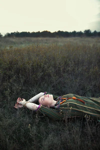 美丽的嬉皮士妇女躺在草地上放松在夏天的田野 无忧无虑的概念 — 图库照片