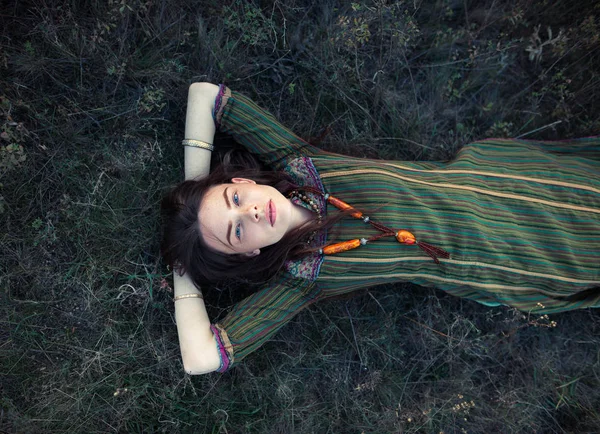 美丽的嬉皮士妇女躺在草地上放松在夏天的田野 无忧无虑的概念 — 图库照片