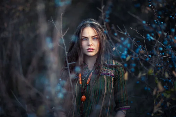 Mode Portret Van Jonge Boho Meisje Bij Zonsondergang Poseren Natuur — Stockfoto