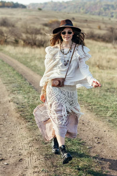 Menina Hippie Bonita Chapéu Andando Sobre Natureza Estilo Vida Liberdade — Fotografia de Stock