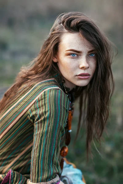 Bonito Retrato Mujer Joven Atardecer Estilo Boho —  Fotos de Stock