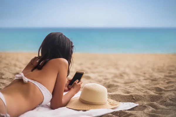 Tânără Femeie Frumoasă Bikini Situată Plaja Tropicală Folosind Telefonul Mobil — Fotografie, imagine de stoc