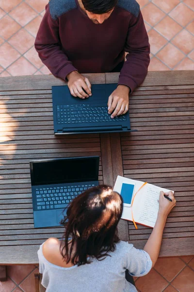 Ovanifrån Man Och Kvinna Som Arbetar Laptop Träbord Bakgrund Frilansande — Stockfoto