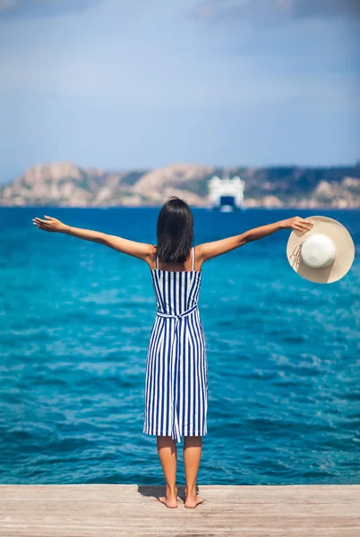 Szczęśliwa Kobieta Kapelusz Relaksujący Morzu Molo Wyspie Sardynia Włochy Koncepcja — Zdjęcie stockowe