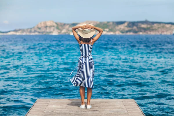 Szczęśliwa Kobieta Kapelusz Relaksujący Morzu Molo Wyspie Sardynia Włochy Koncepcja — Zdjęcie stockowe
