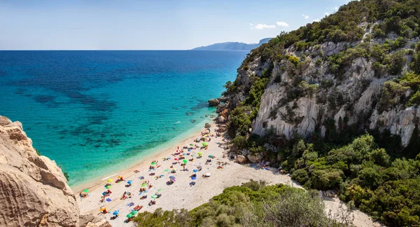 Sardinya, İtalya için açık deniz suyu ile güzel kumlu plaj Cala Fuili üstten görünüm