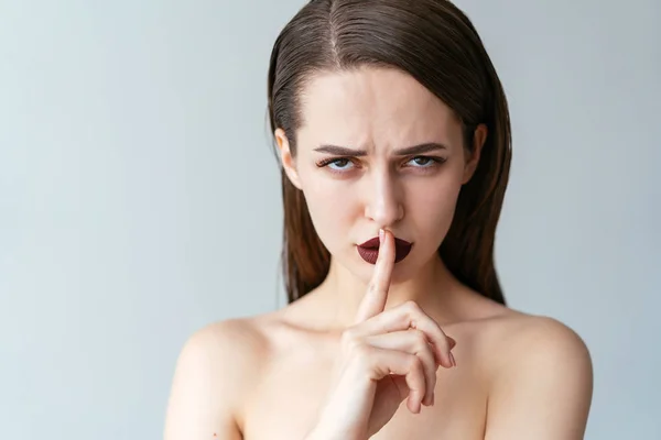 Mooie Vrouw Weergegeven Stilte Teken Bedrijf Vinger Lippen Shhh Geheime — Stockfoto