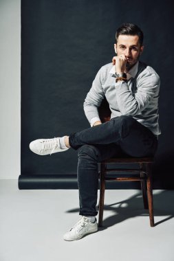 Onun çene dokunmadan yakışıklı düşünceli adam portresi. Düşünme kavramı               