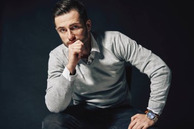 Onun çene dokunmadan yakışıklı düşünceli adam portresi. Düşünme kavramı               