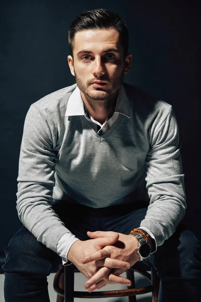 Elegante Retrato Hombre Guapo Sobre Fondo Oscuro Concepto Éxito Empresarial — Foto de Stock