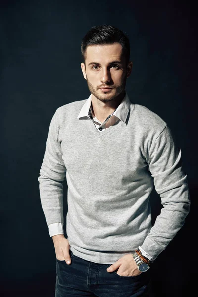 Elegante Retrato Hombre Guapo Sobre Fondo Oscuro Concepto Joven Exitoso — Foto de Stock