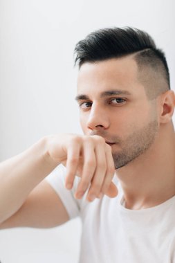 Düşünceli yakışıklı kapatmak dikey