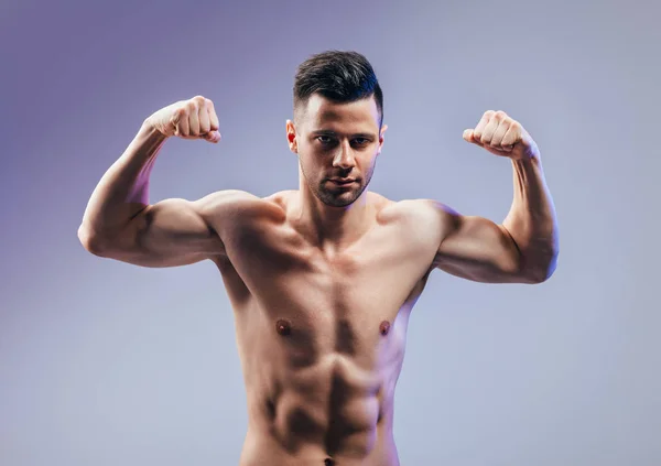 Bel Homme Fort Bodybuilder Athlétique Fléchissant Ses Muscles Concept Sportif — Photo