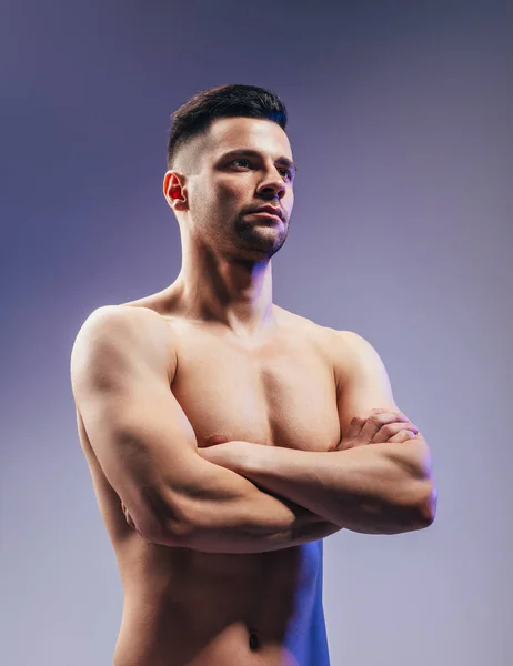 Retrato Hombre Sin Camisa Musculoso Confiado Posando Estudio Con Los — Foto de Stock