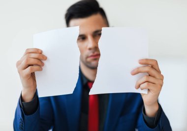 İş adamı paramparça holding kağıt. İş başarısızlık kavramı