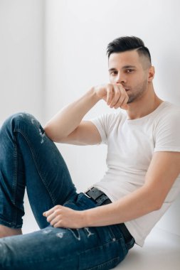 Katta oturan düşünceli yakışıklı portre