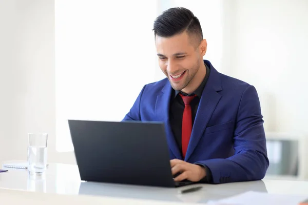 Feliz Hombre Negocios Sonriente Trabajando Con Ordenador Portátil Oficina —  Fotos de Stock