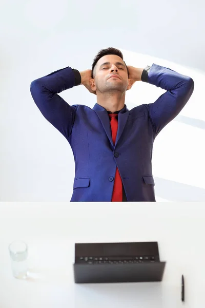 Homem Negócios Feliz Relaxando Escritório Conceito Sucesso Relaxamento — Fotografia de Stock