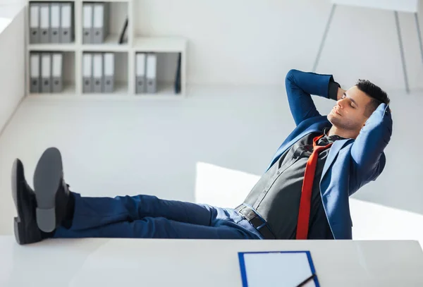 Empresário Relaxando Escritório Com Pernas Mesa Conceito Sucesso Relaxamento — Fotografia de Stock