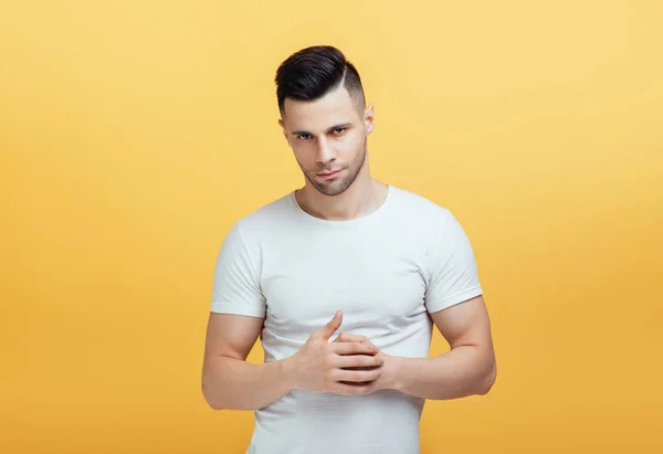 Jovem Bonito Homem Posando Fundo Amarelo — Fotografia de Stock