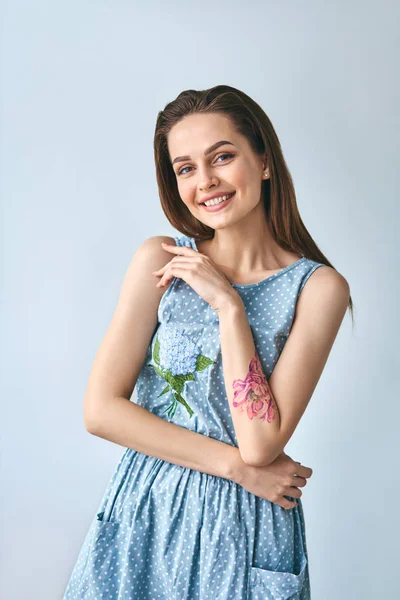 Glücklich Lächelnde Schöne Frau Gepunktetem Kleid Posiert Studio Schönheitskonzept — Stockfoto