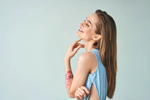 Schöne Lachende Frau Profil Porträt Mit Kopierraum Schönheitskonzept — Stockfoto