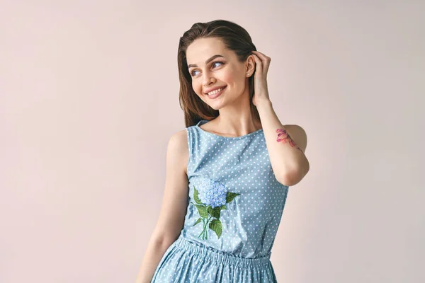 Hübsche Sinnliche Frau Gepunkteten Kleid Die Studio Posiert Schönheitskonzept — Stockfoto