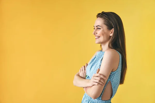 Bella Donna Sorridente Ritratto Profilo Sfondo Giallo Con Spazio Copia — Foto Stock