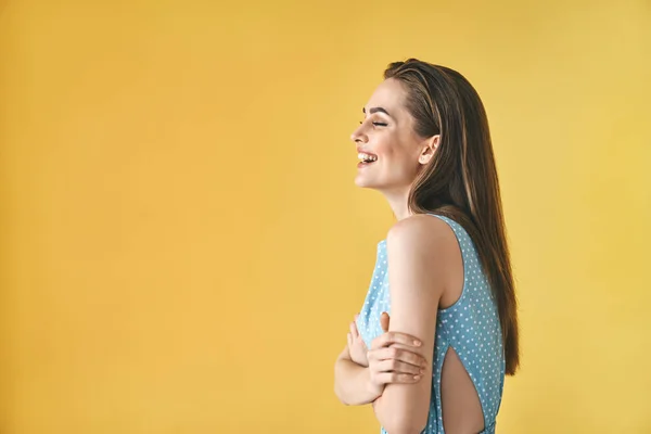 Retrato Perfil Mulher Sorridente Bonita Fundo Amarelo Com Espaço Cópia — Fotografia de Stock